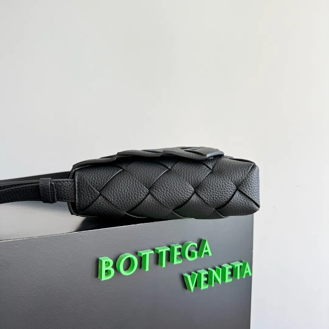 Batch 2220 BOTTEGA VENETA Bottega Veneta's 2025 new product Diago large cross-body bag is newly released [Celebration] [Celebration] The combination of pragmatism and Diago craftsmanship, high-quality leather with natural texture, soft and thick to the touch, different gloss refracted under different lights, flat The shape is clean and neat, there is no big logo, but it exudes calmness and nobility from any angle. The interior capacity is enough, and two power banks can be easily accommodated. There is also a small zippered pocket, which is especially suitable for easy-to-lose items such as access control cards. It is a bag that is both beautiful and practical👜 Style number: 815796 Size: 32*21.5*5cm Color: black